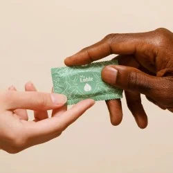 Préservatifs en latex naturel fin de my lubie dans les mains
