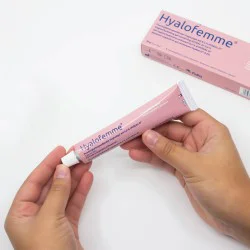 gel vaginal hydratant hyalofemme tenu dans les mains