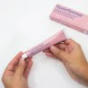 gel vaginal hydratant hyalofemme tenu dans les mains