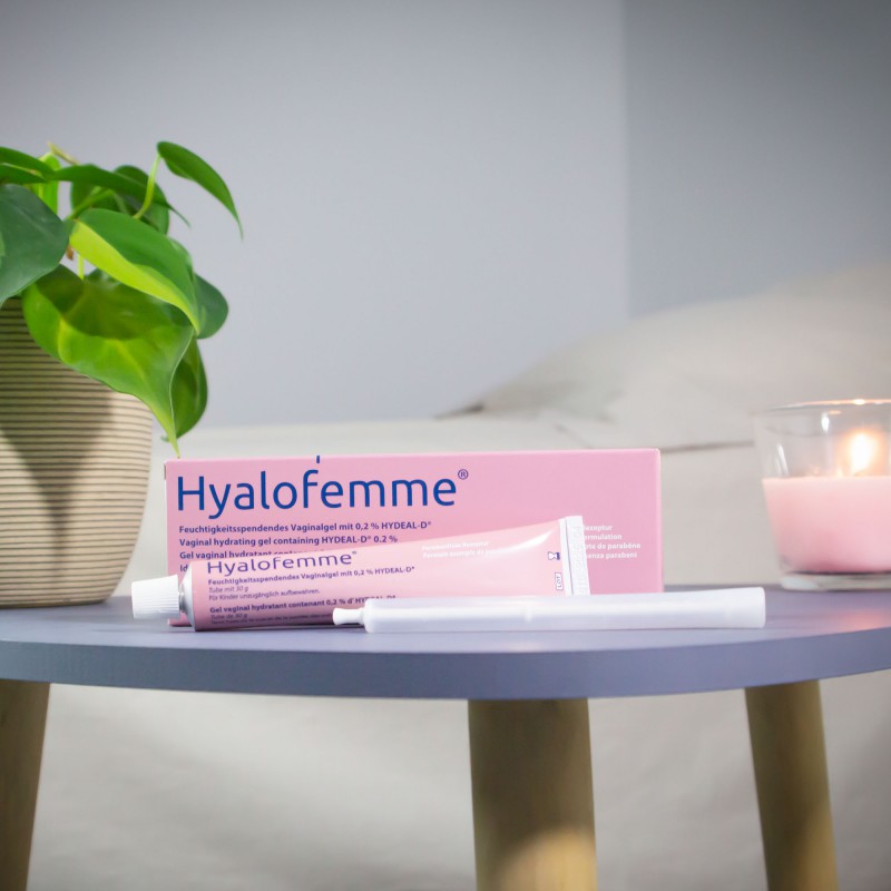gel vaginal hydratant hyalofemme posé sur table