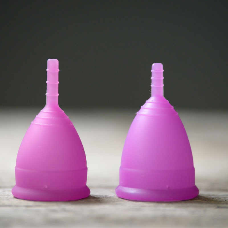 Les coupes menstruelles Lunacopine violettes sont disponibles en tailles 1 et 2