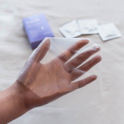 protection sans latex pour cunnilingus dans une main