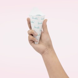 urinoir féminin Urinelle tenu dans une main