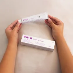 Gel contraceptif cayagel de medintim tenu dans deux mains