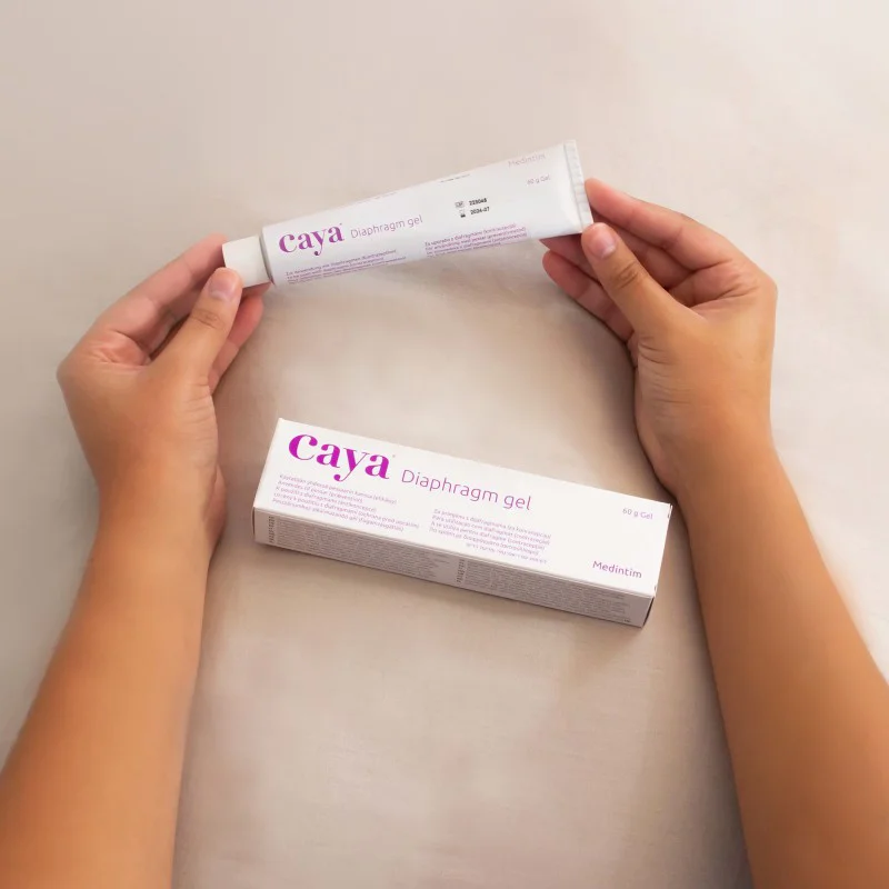 gel contraceptif Cayagel de Medintim tenu par deux mains