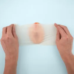 digue dentaire en latex tendue sur anus