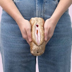 modèle anatomique vagin + vulve tenu dans les mains