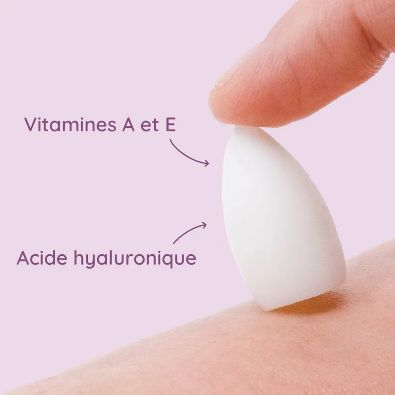 ovule vaginal tenu dans une main avec composition ovule vaginal tenu dans une main avec composition