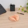 vulve mutilée en silicone sur bureau