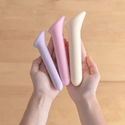 kit large de dilatateurs Vagiwell tenu dans les mains