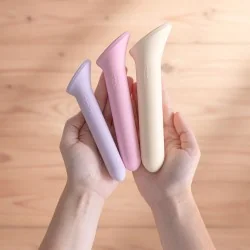 kit large de dilatateurs Vagiwell tenu dans les mains