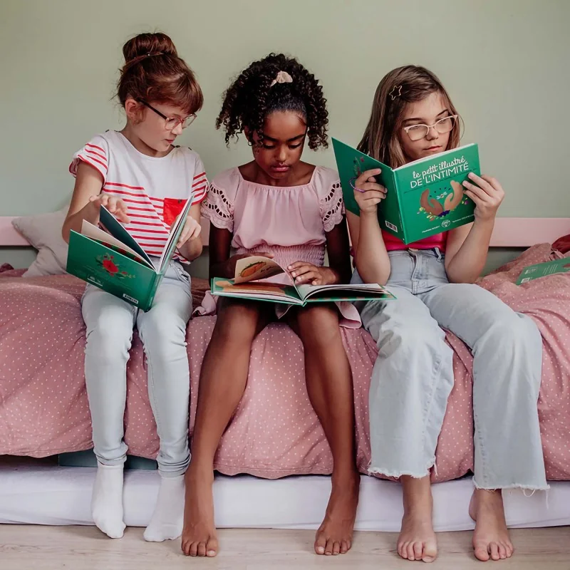 Livre Le petit illustré de l'intimité tome 3 lu par des jeunes filles