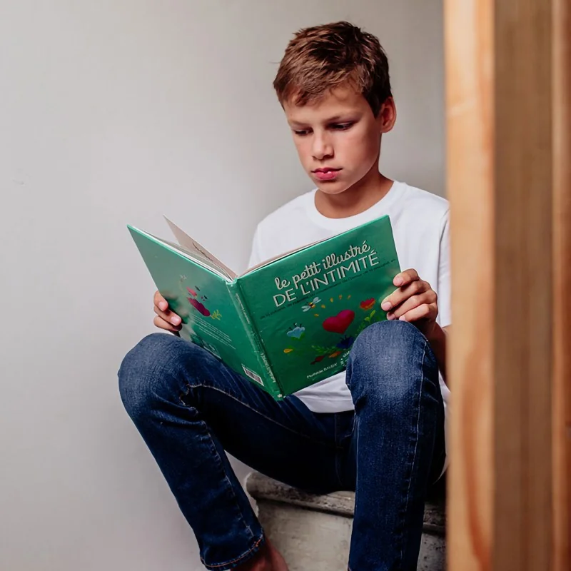 Livre Le petit illustré de l'intimité tome 4 en trains d'être lu