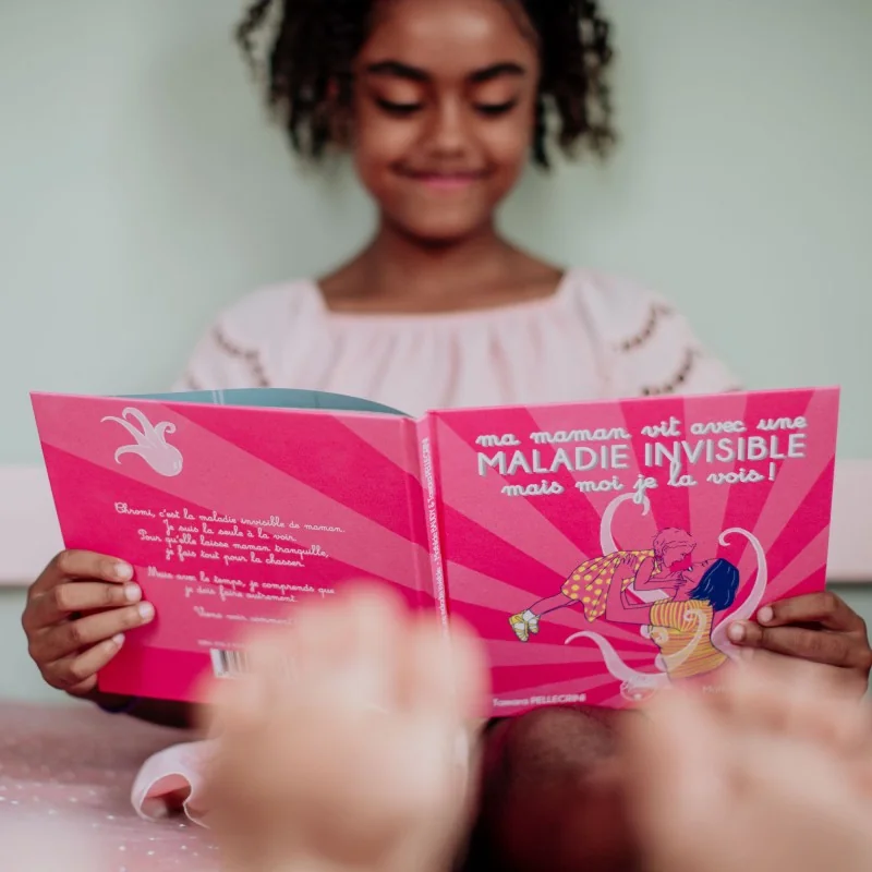 Livre Ma maman vit avec une maladie invisible en train d'etre lu