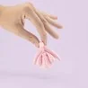 modèle éducatif anatomie du clitoris en 3D rose tenu dans une main