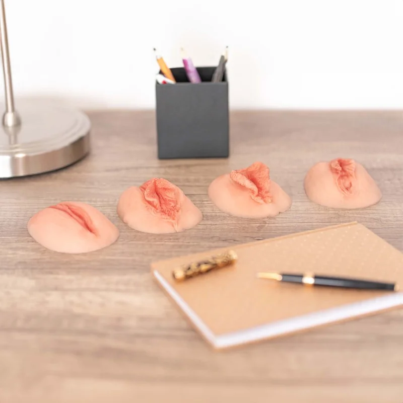 lot de 4 vulves en silicone posées sur un bureau